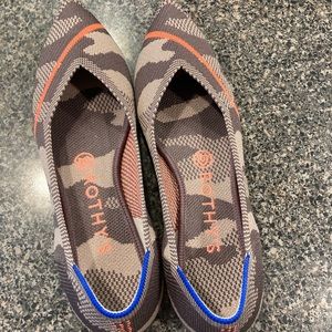 Rothys taupe camo points size 7.5